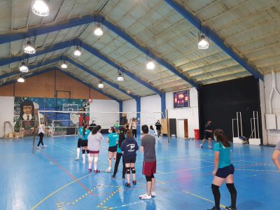 Lee más sobre el artículo Primos grimalt realizan clínica para voleibolistas de Quellón