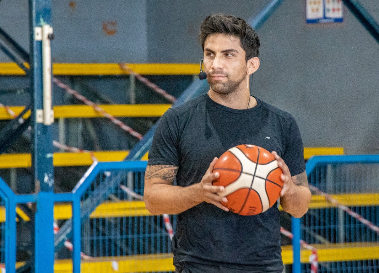 En este momento estás viendo Realizan clínica de basquetbol para niños y niñas de Quellón.